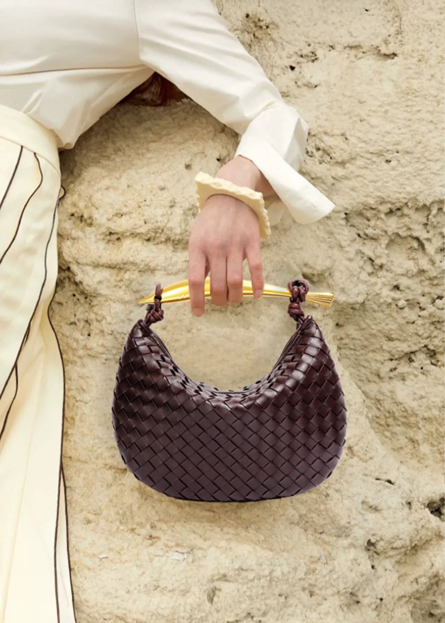 Αλεξάνδρα – Τσάντα με Υφασμένο Σχέδιο και Χρυσό Χερούλι