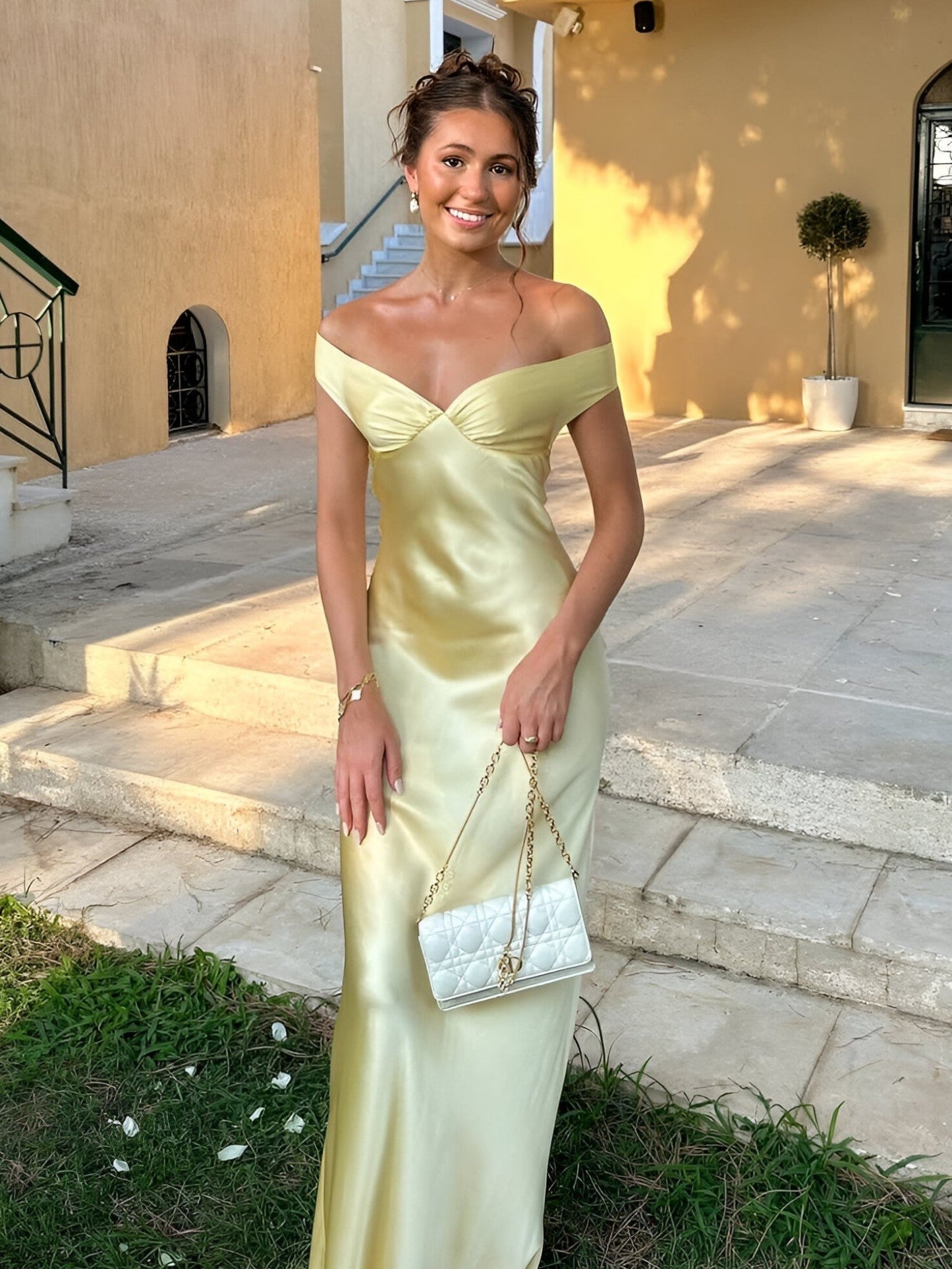 Mila – Σατέν Φόρεμα Εκτός Ώμου σε Κομψή Σιλουέτα