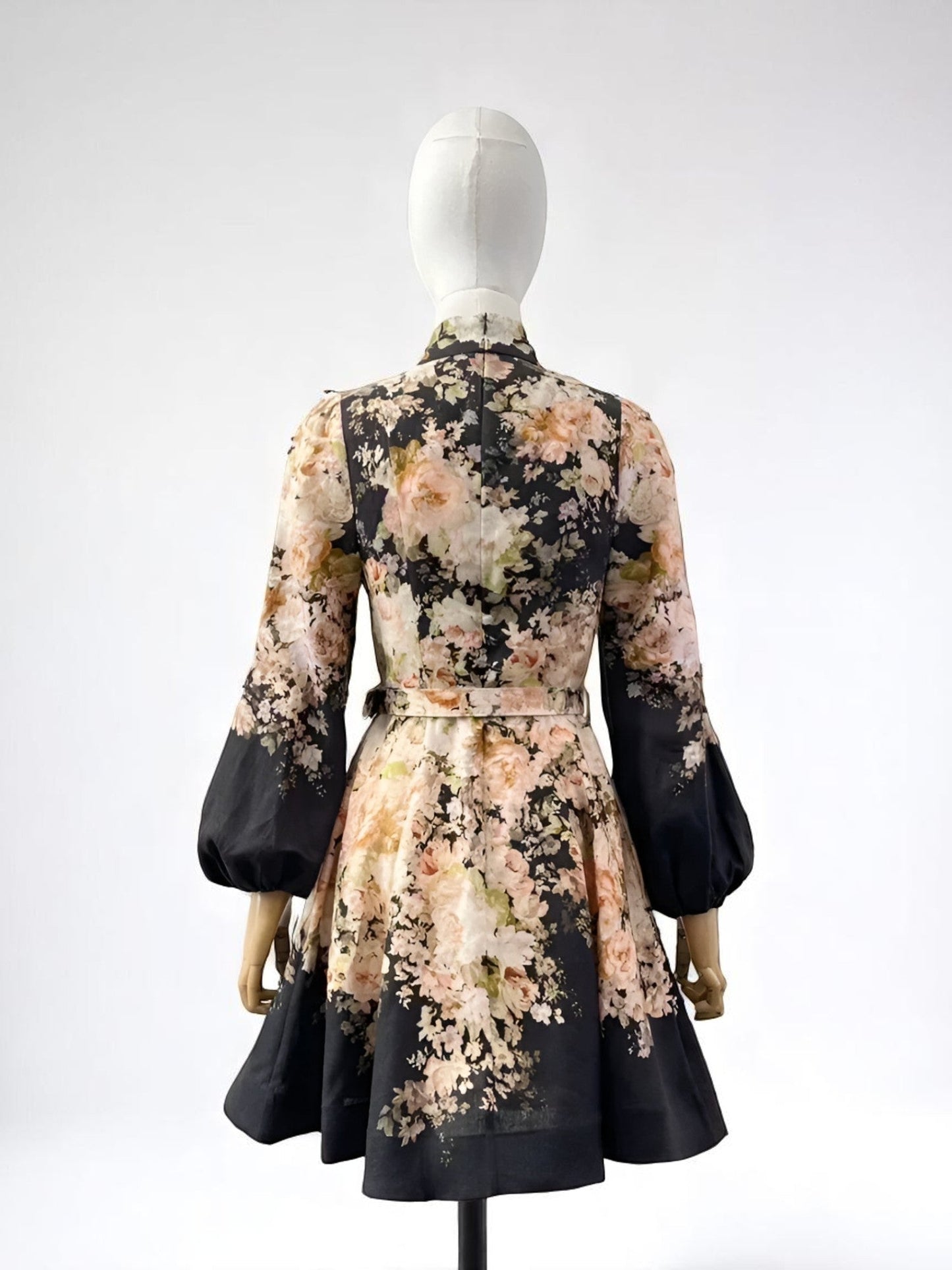 Mira – Κοντό Λουλουδάτο Φόρεμα με Σταθερό Γιακά & Ζώνη στη Μέση