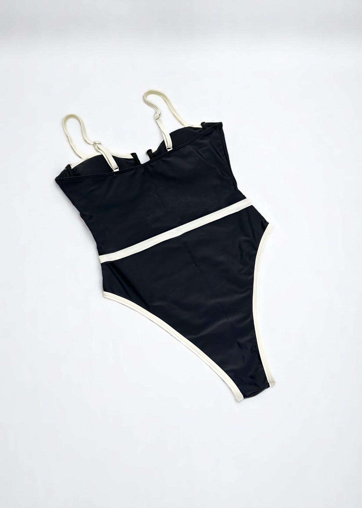 Μαγιό Capri Chic – με Ενισχυμένα Cups & Αντίθεση Σχεδίασης