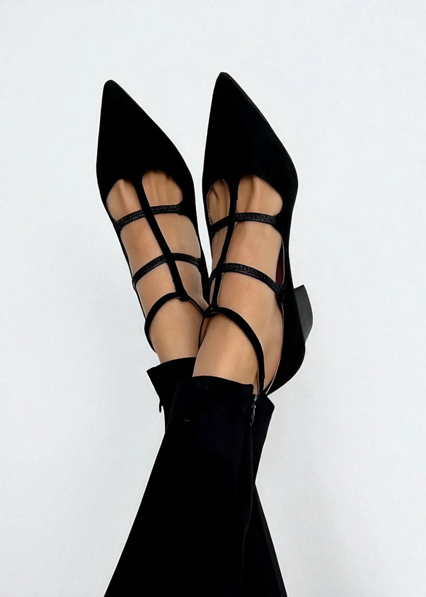 Θάλεια – Κομψές γόβες με λουράκια και μυτερή μύτη