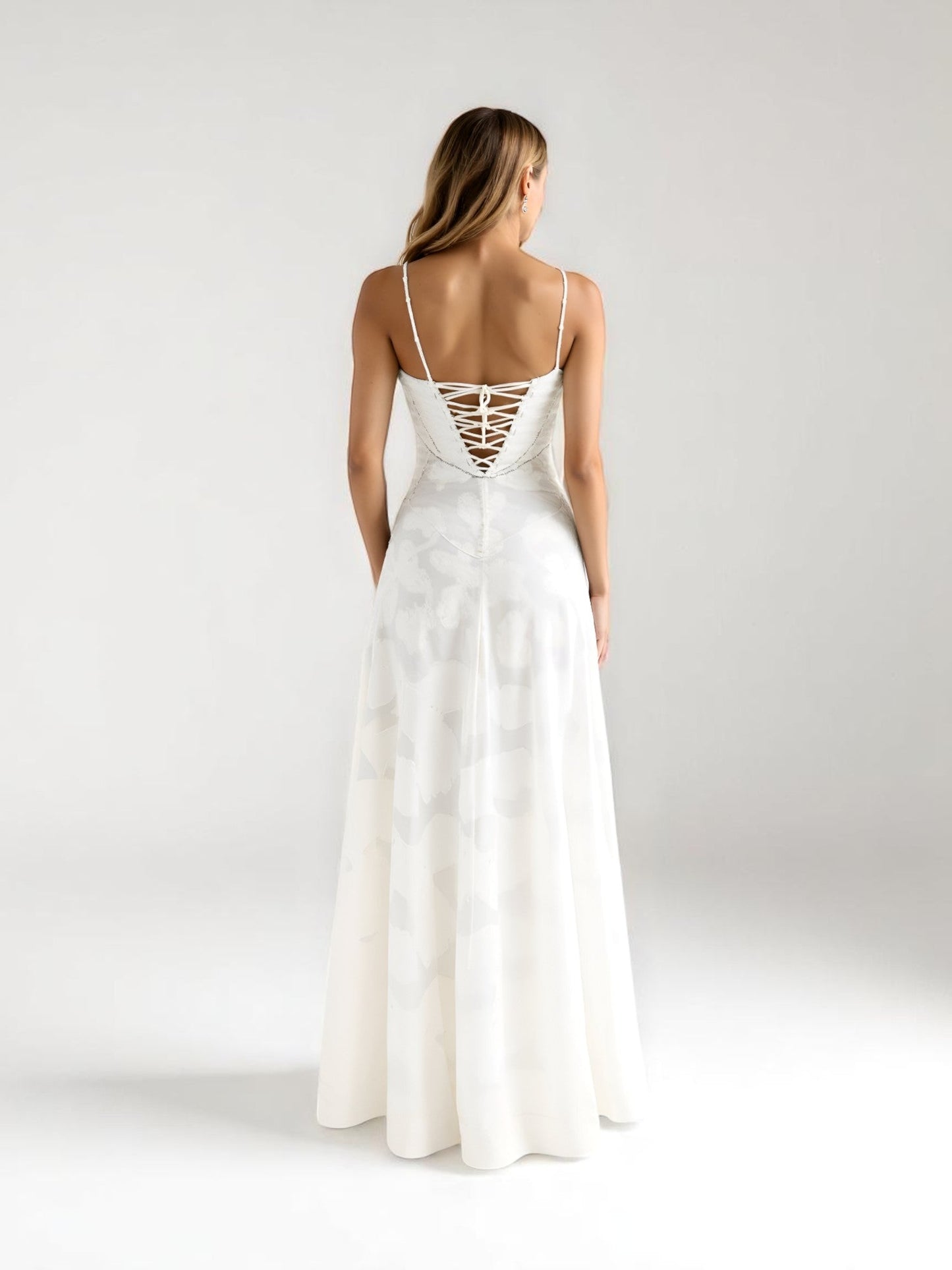 Λίνα – Λεπτό Μαξι Φόρεμα με Λουλουδάτη Δομή και Σπαγγέτι Τιράντες