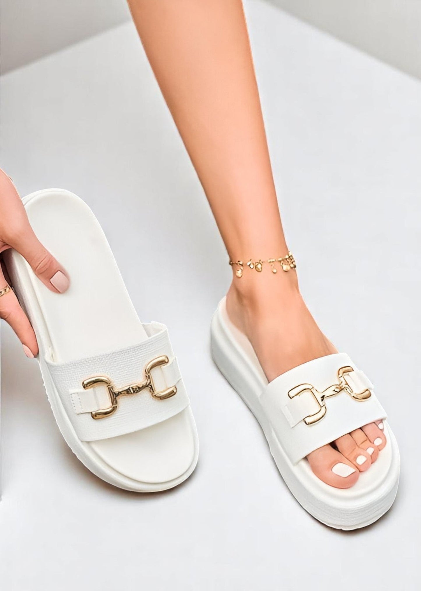 Malia Woven Slides – Καλοκαιρινό Φως & Δυναμική Δήλωση