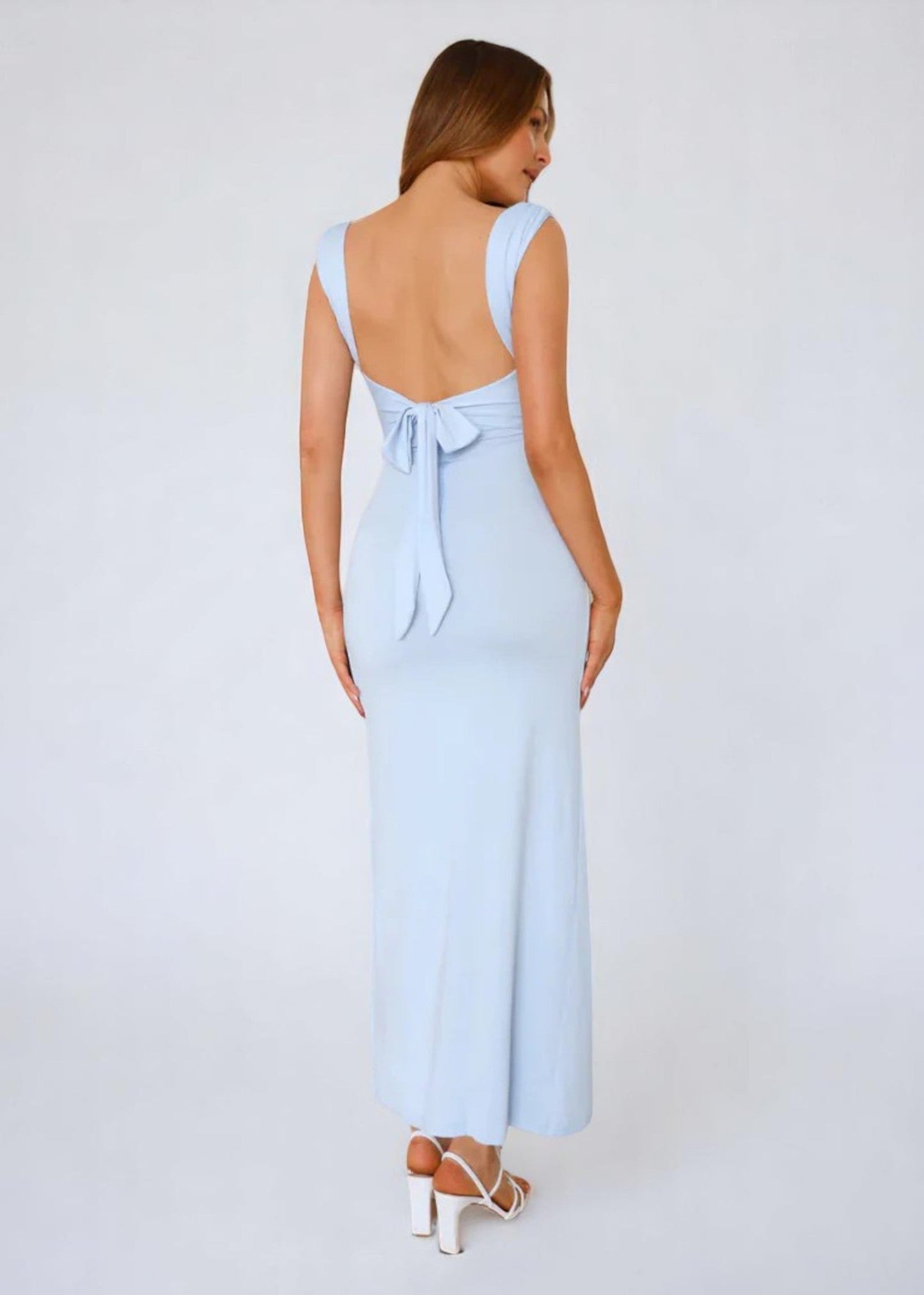 Λίνα – Μακρύ Φόρεμα Με Σφιχτή Γραμμή και Λεπτομέρεια στην Πλάτη