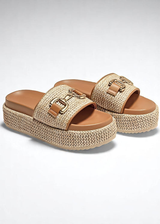 Malia Woven Slides – Καλοκαιρινό Φως & Δυναμική Δήλωση