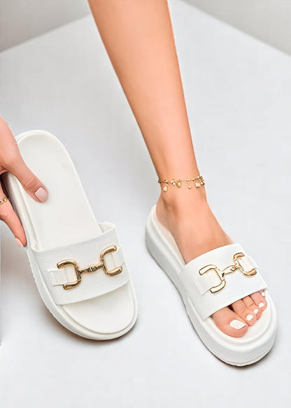 Malia Woven Slides – Καλοκαιρινό Φως & Δυναμική Δήλωση